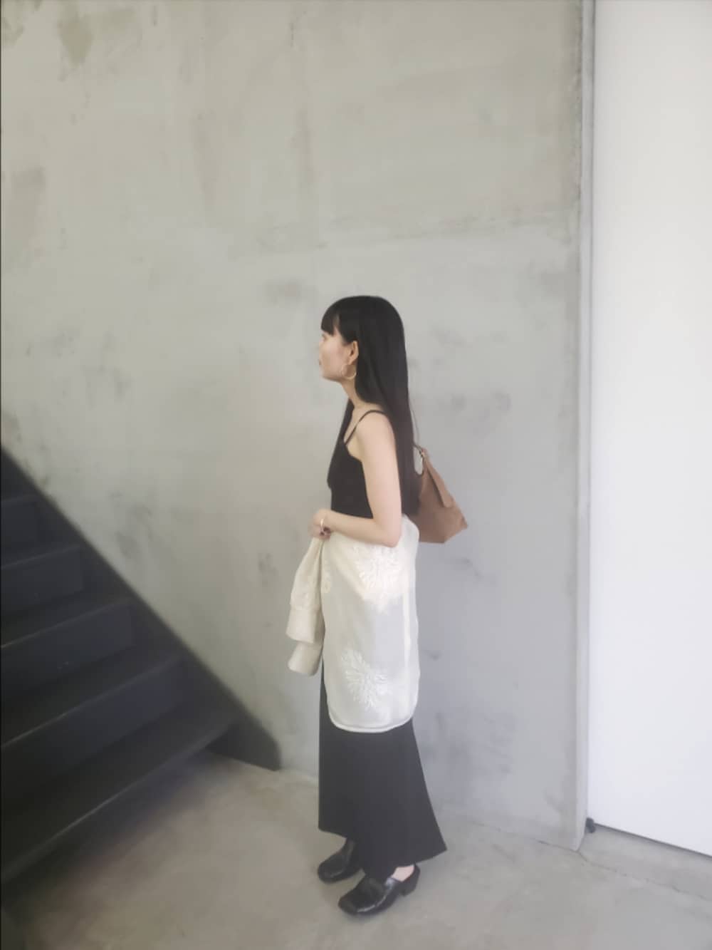 ブラック系のワンピース、ホワイト系のシャツ/ブラウスを着用したレディースの夏コーディネートの4枚目の写真