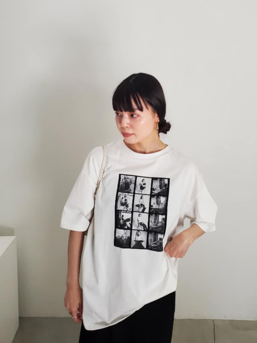 ホワイト系のTシャツ/カットソー、ブラック系のスカート、グレー系のスニーカーを着用したレディースの夏コーディネートの7枚目の写真
