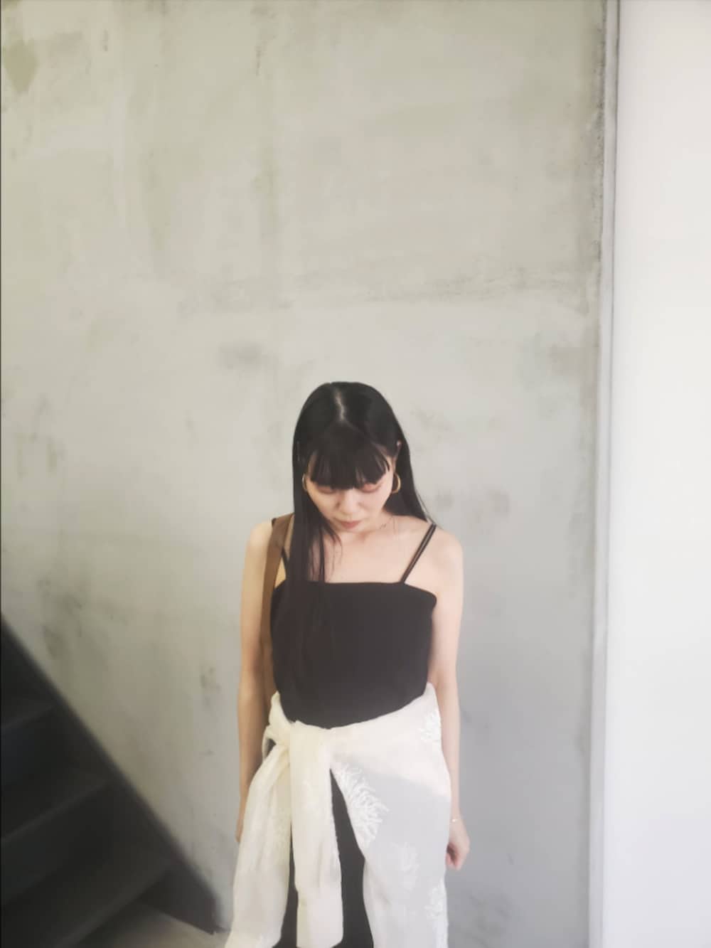 ブラック系のワンピース、ホワイト系のシャツ/ブラウスを着用したレディースの夏コーディネートの8枚目の写真