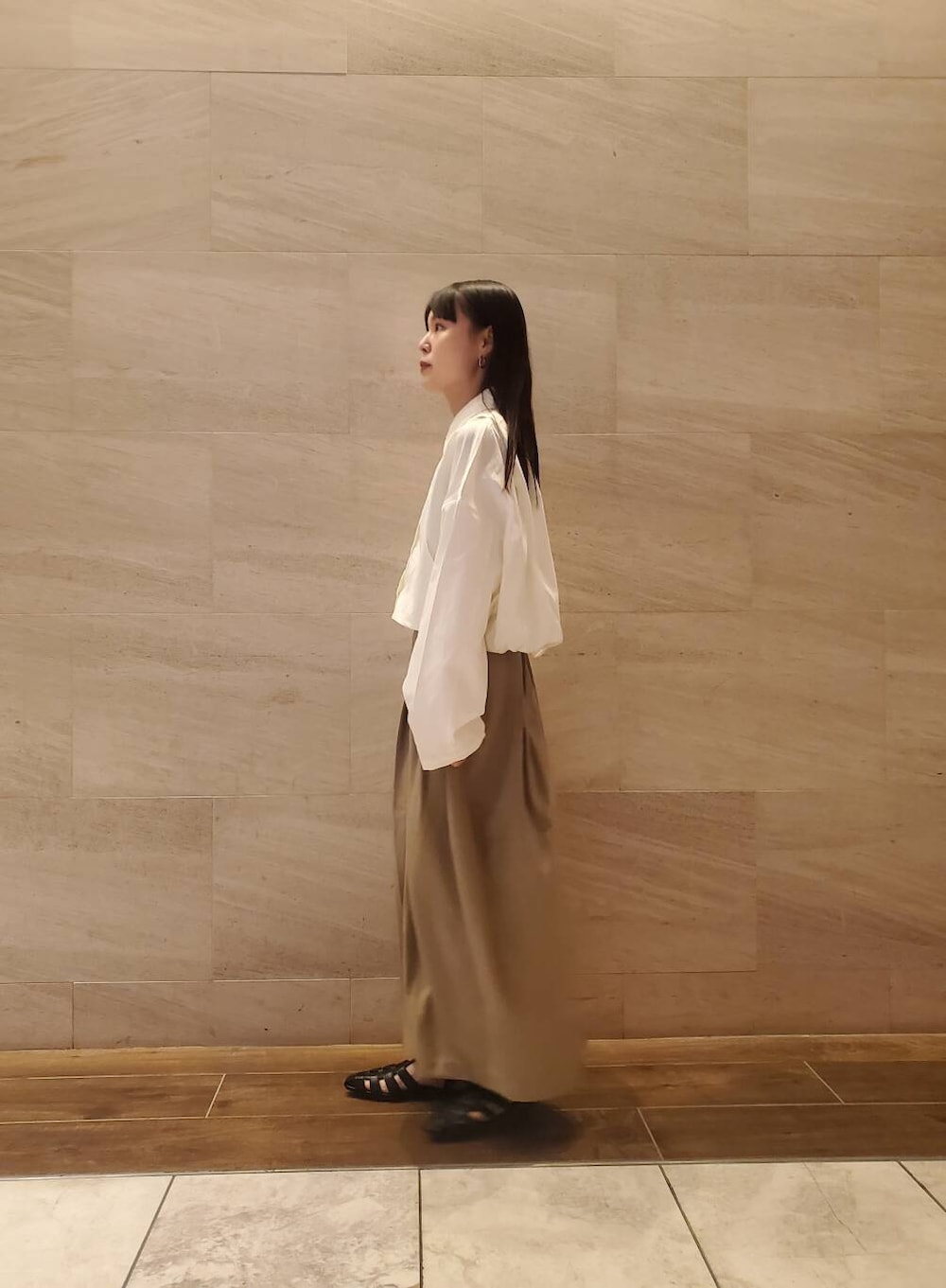 ホワイト系のシャツ/ブラウス、ブラック系のサンダルを着用したレディースの春コーディネートの4枚目の写真