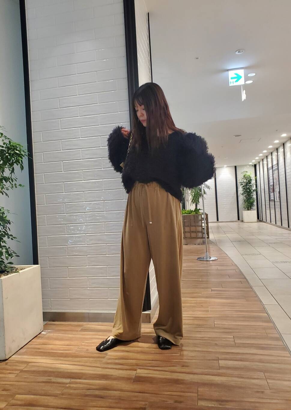 ベージュ系のその他パンツ、ブラック系のニット/セーターを着用したレディースの秋コーディネートの3枚目の写真