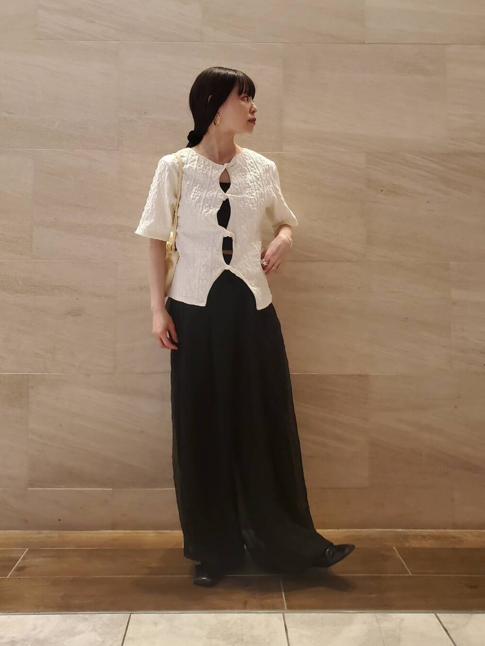 ブラック系のその他パンツ、ホワイト系のTシャツ/カットソーを着用したレディースの春コーディネートの2枚目の写真