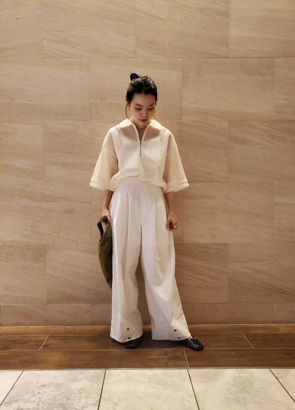 ホワイト系のシャツ/ブラウスを着用したレディースの夏コーディネートの3枚目の写真