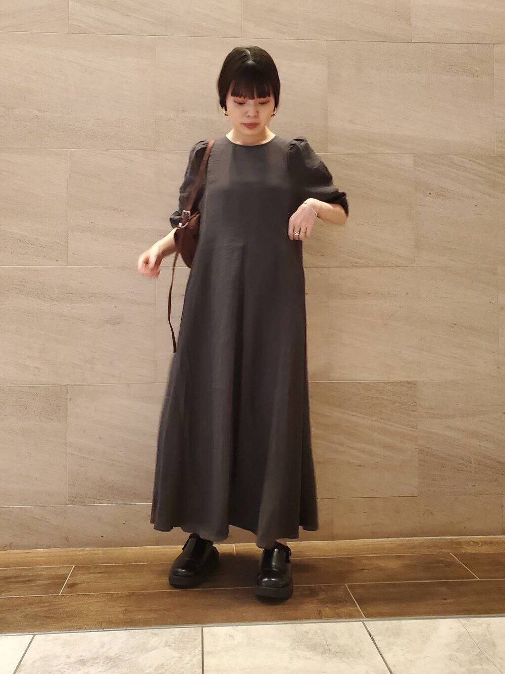 「シンプルコーデ、ワンピースコーデ、155cm、イエベ春×ストレート」｜「KBFのサテンミニショルダーBAG（ショルダーバッグ、ブラウン系）」を使った、sakiさん（レディース・155cm）の春コーディネートの2枚目の写真