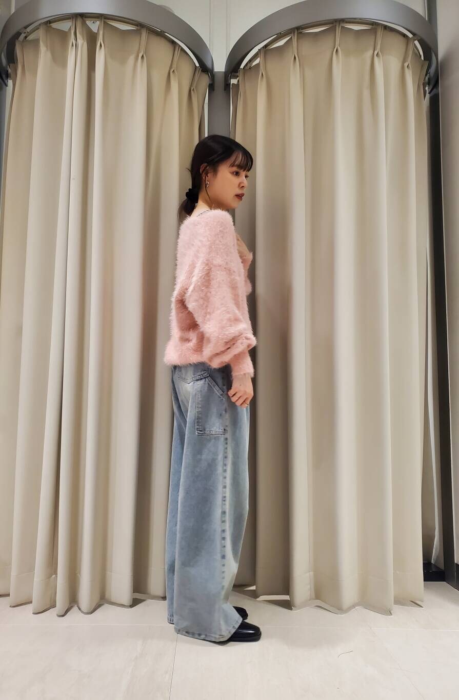 ブラック系のその他シューズ、ブルー系のデニムパンツを着用したレディースの冬コーディネートの4枚目の写真