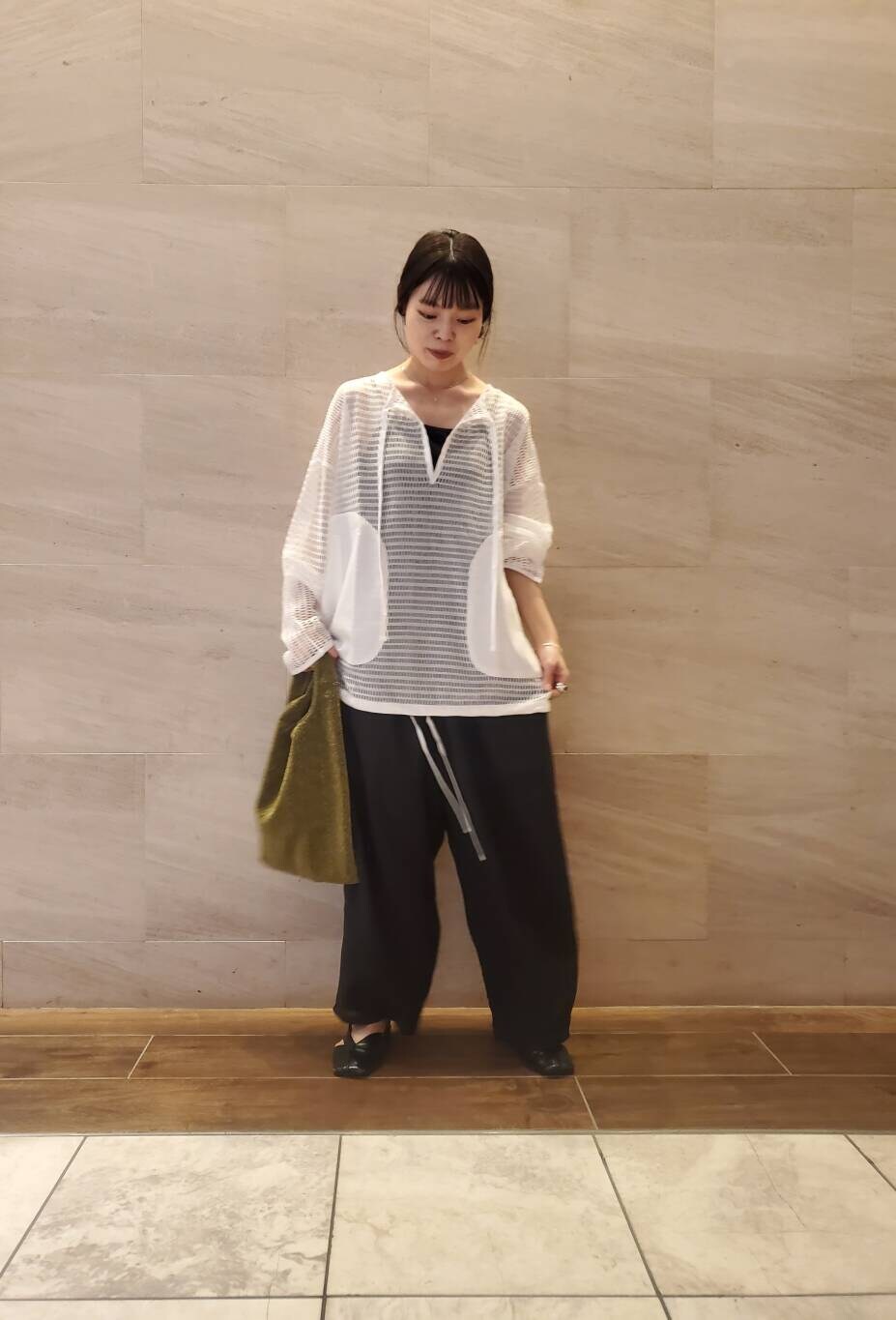 ホワイト系のTシャツ/カットソーを着用したレディースの夏コーディネートの3枚目の写真