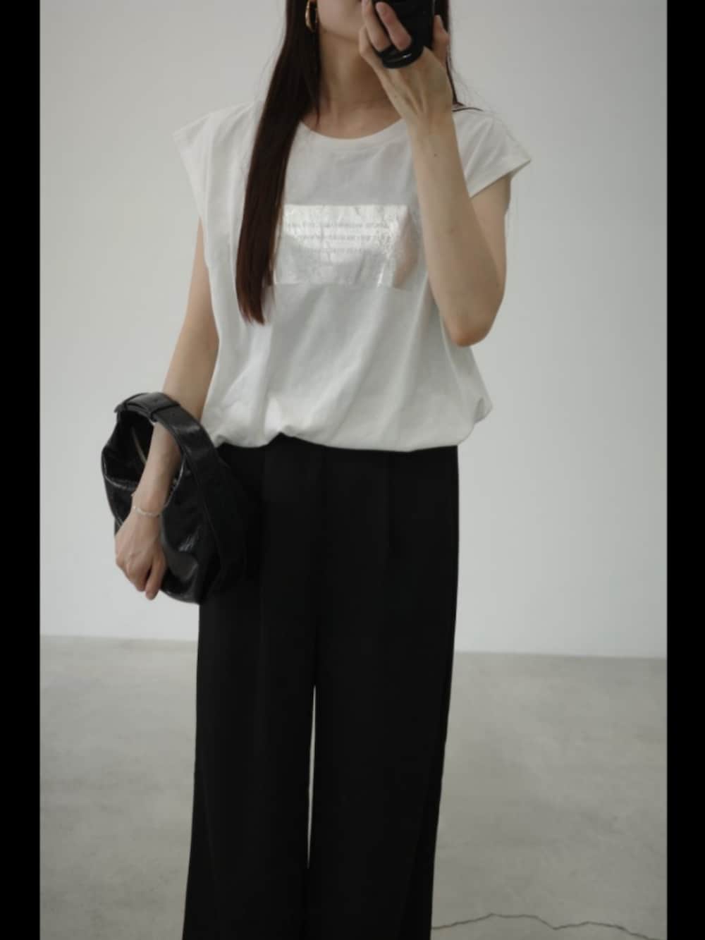 ホワイト系のTシャツ/カットソー、ブラック系のその他パンツを着用したレディースの夏コーディネートの3枚目の写真
