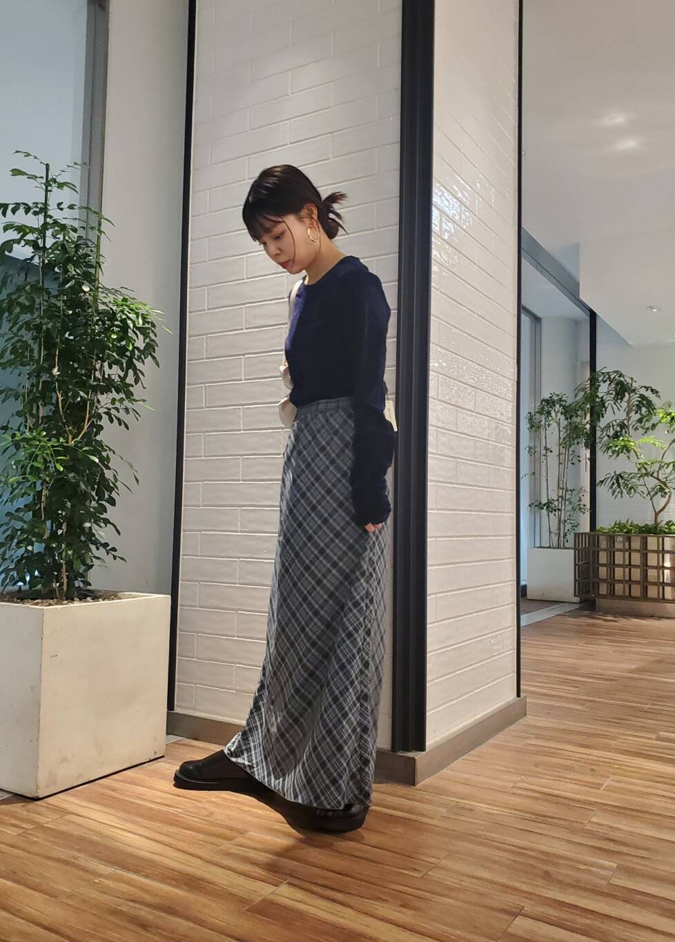 ブルー系のTシャツ/カットソー、グレー系のスカートを着用したレディースの秋コーディネートの3枚目の写真