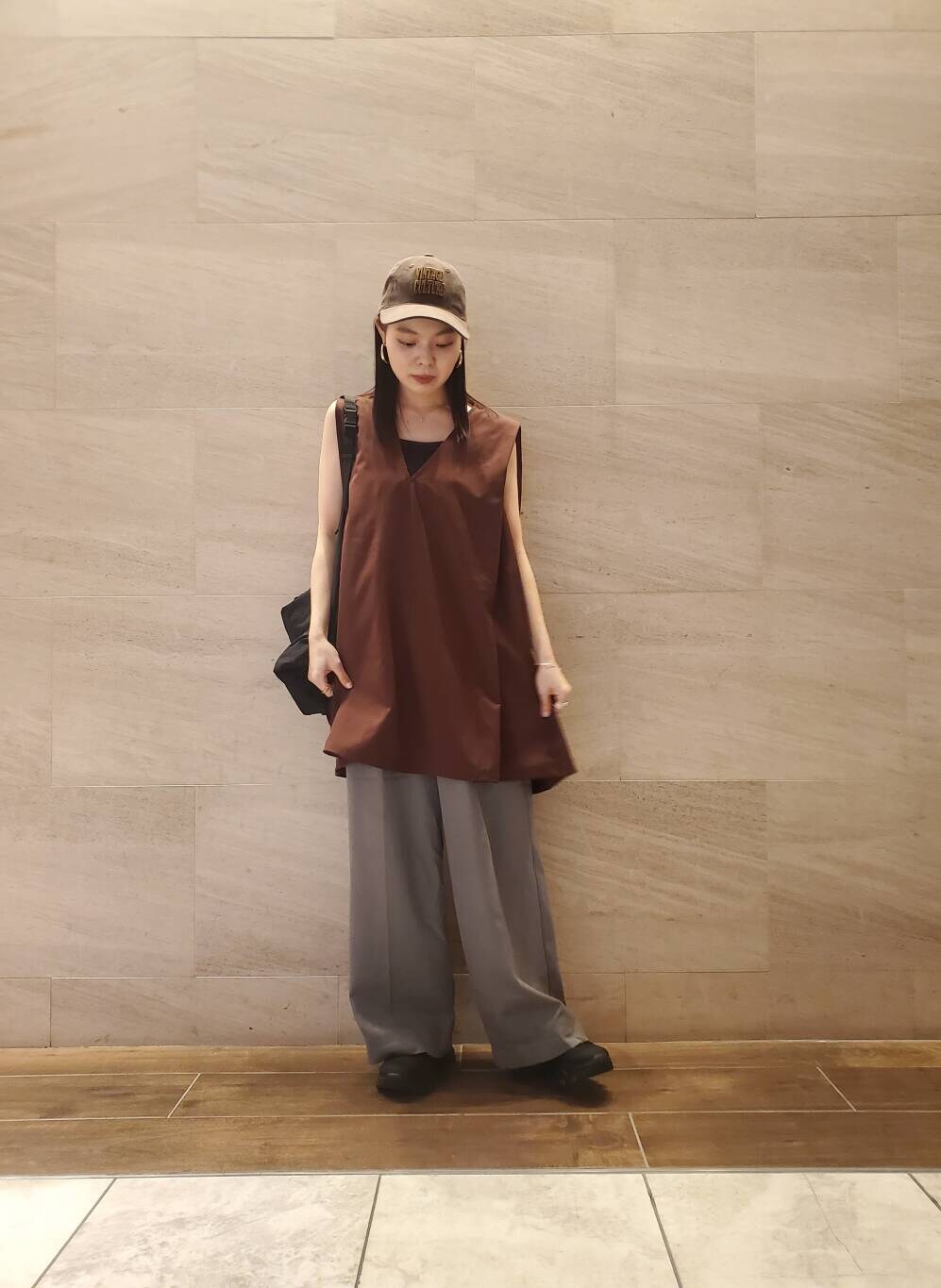 ブラウン系のワンピース、ブラウン系のキャップを着用したレディースの夏コーディネートの2枚目の写真