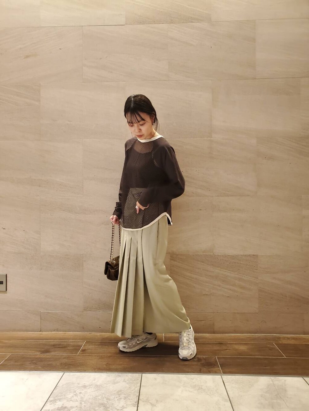ベージュ系のスカート、ブラウン系のTシャツ/カットソーを着用したレディースの夏コーディネートの2枚目の写真
