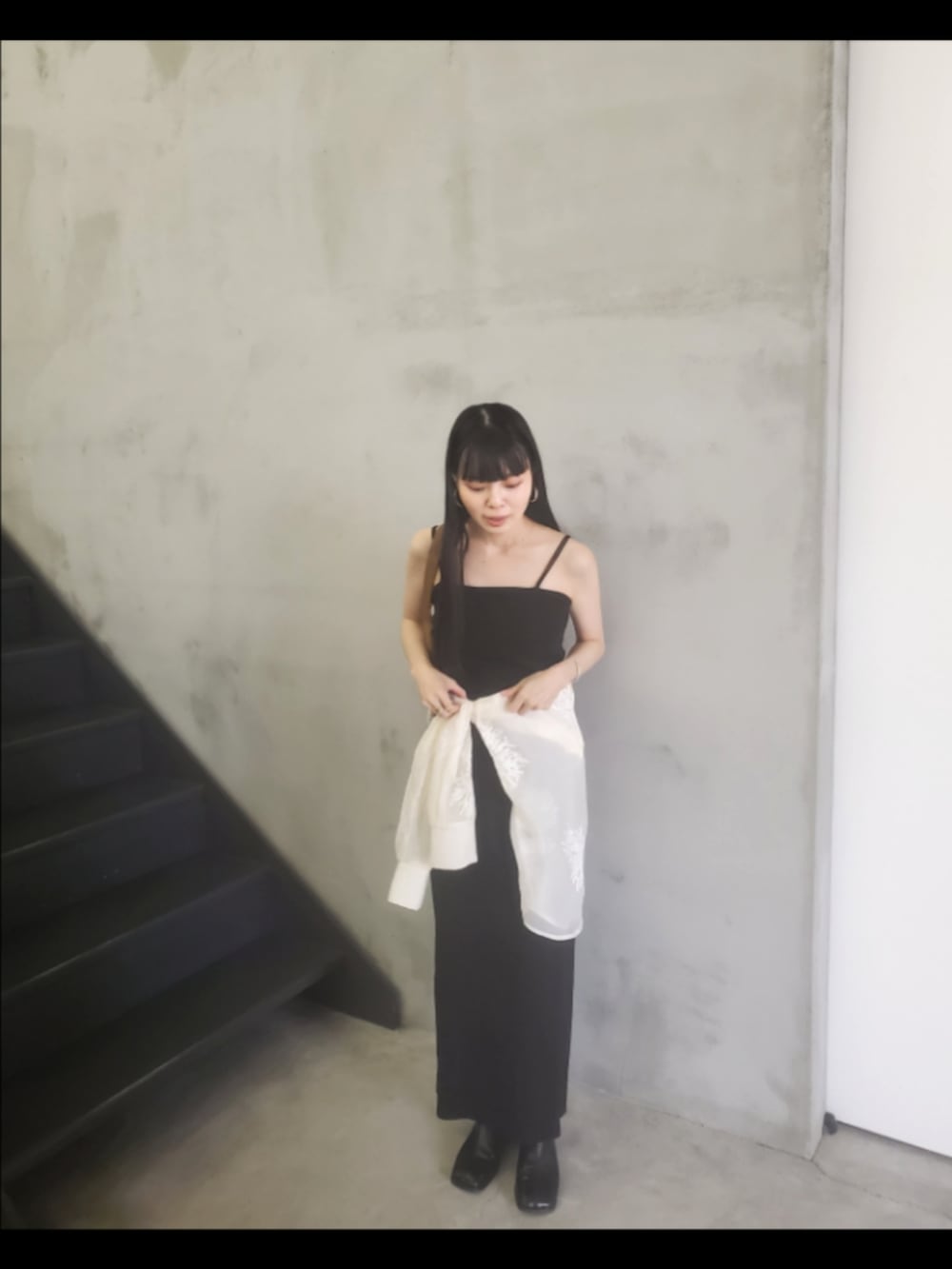 ブラック系のワンピース、ホワイト系のシャツ/ブラウスを着用したレディースの夏コーディネートの3枚目の写真