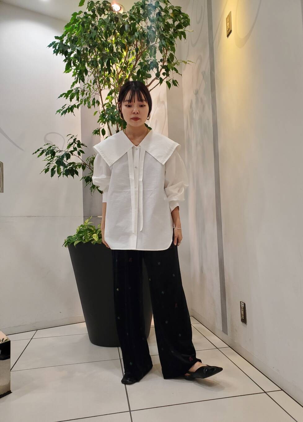 ホワイト系のシャツ/ブラウスを着用したレディースの秋コーディネートの3枚目の写真