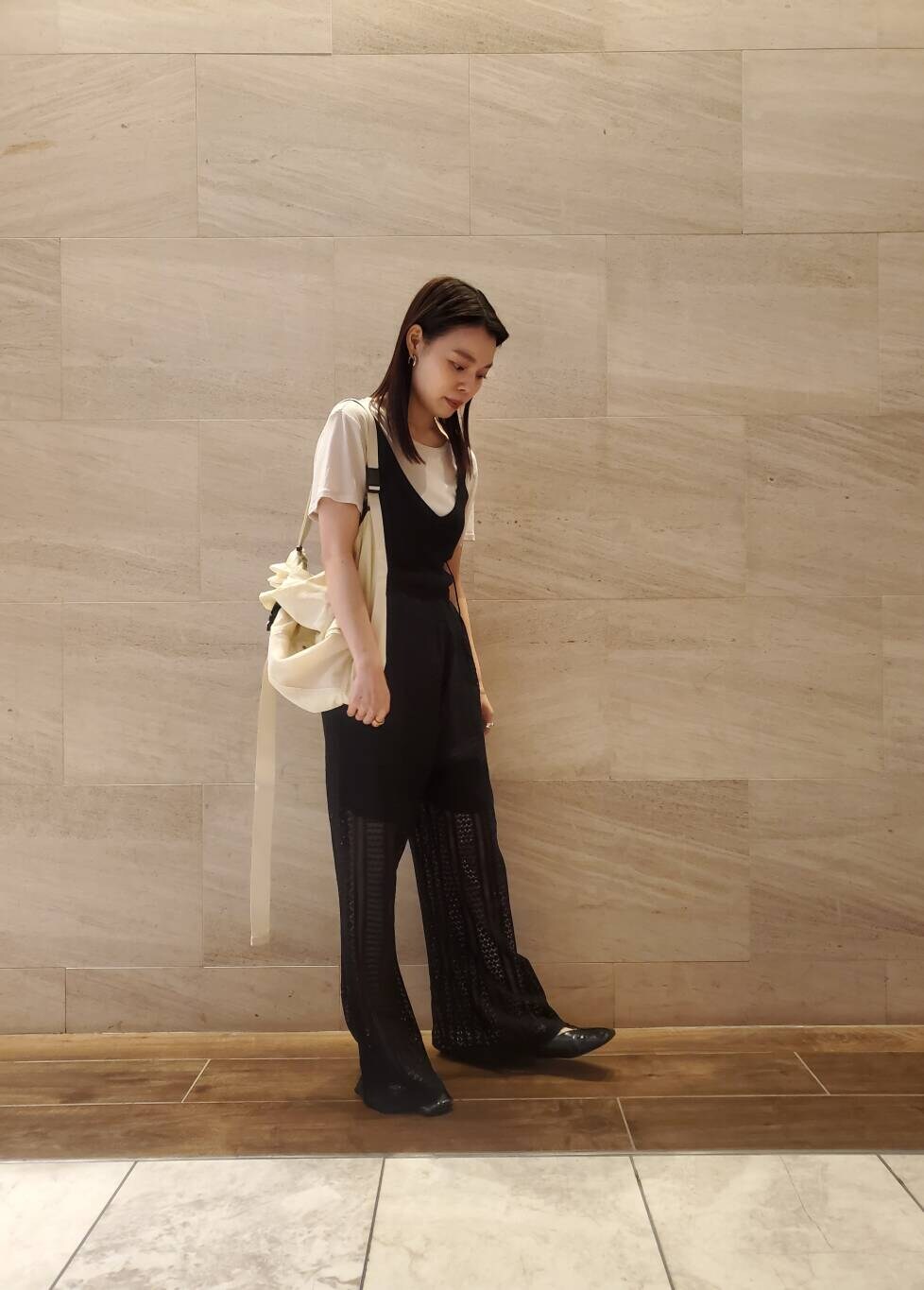 ブラック系のニット/セーター、ブラック系のその他パンツを着用したレディースの夏コーディネートの3枚目の写真