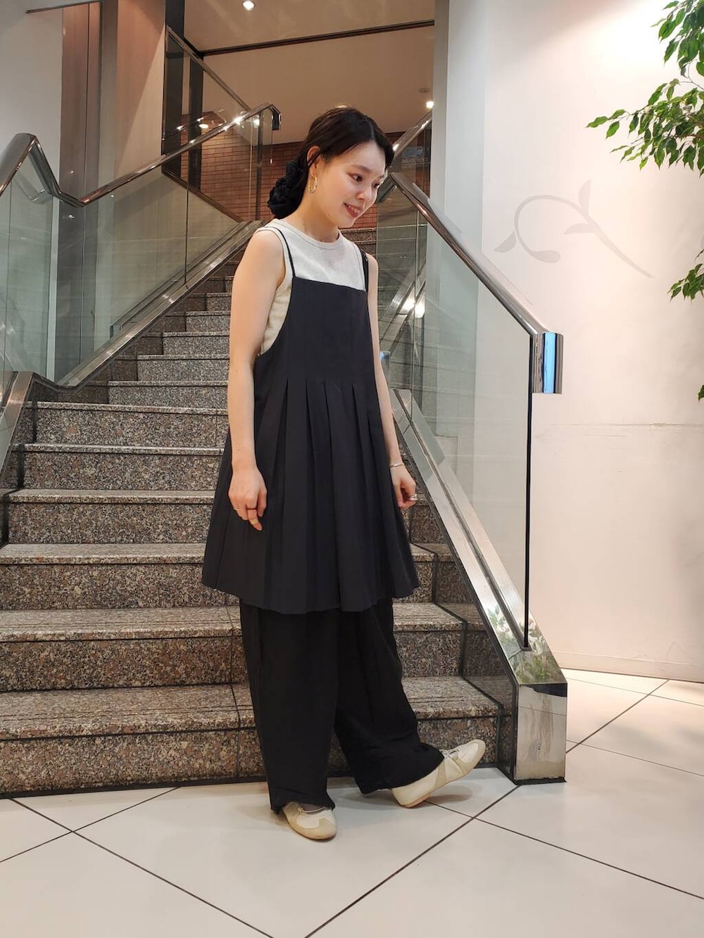 ベージュ系のタンクトップ、グレー系のワンピースを着用したレディースの春コーディネートの3枚目の写真