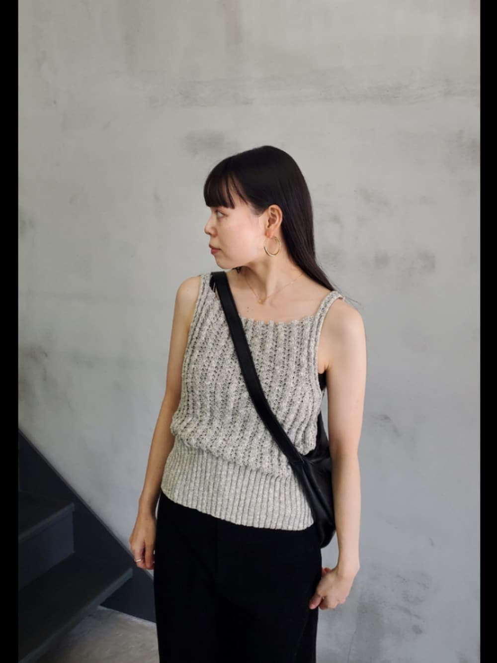 グレー系のベスト、ブラック系のその他パンツを着用したレディースの夏コーディネートの4枚目の写真