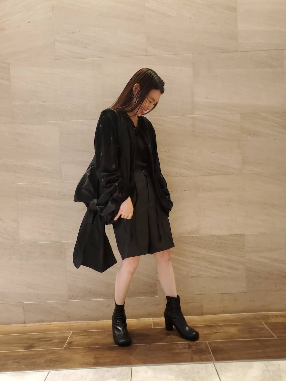 ブラック系のその他パンツ、ブラック系のその他トップスを着用したレディースの秋コーディネートの2枚目の写真