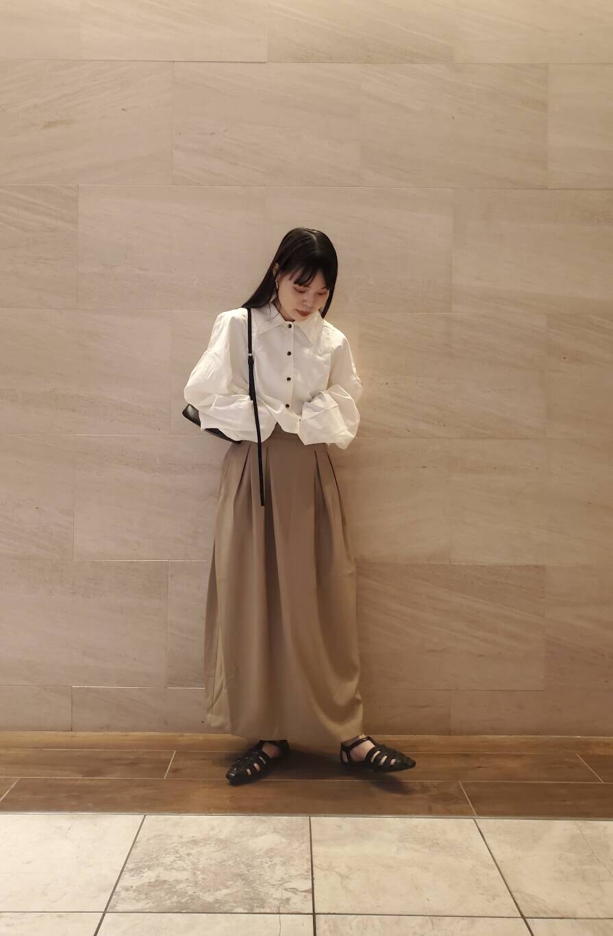 ホワイト系のシャツ/ブラウス、ブラック系のサンダルを着用したレディースの春コーディネートの2枚目の写真