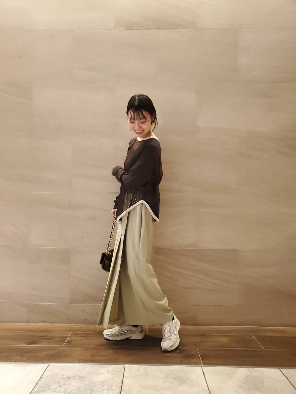 ベージュ系のスカート、ブラウン系のTシャツ/カットソーを着用したレディースの夏コーディネートの4枚目の写真