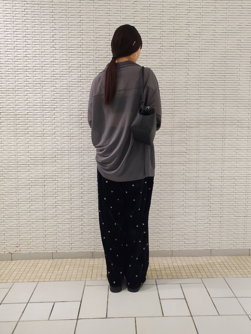 グレー系のシャツ/ブラウスを着用したレディースの夏コーディネートの3枚目の写真