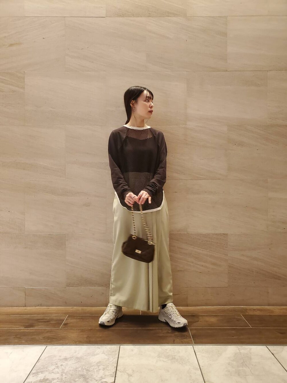 ベージュ系のスカート、ブラウン系のTシャツ/カットソーを着用したレディースの夏コーディネートの6枚目の写真