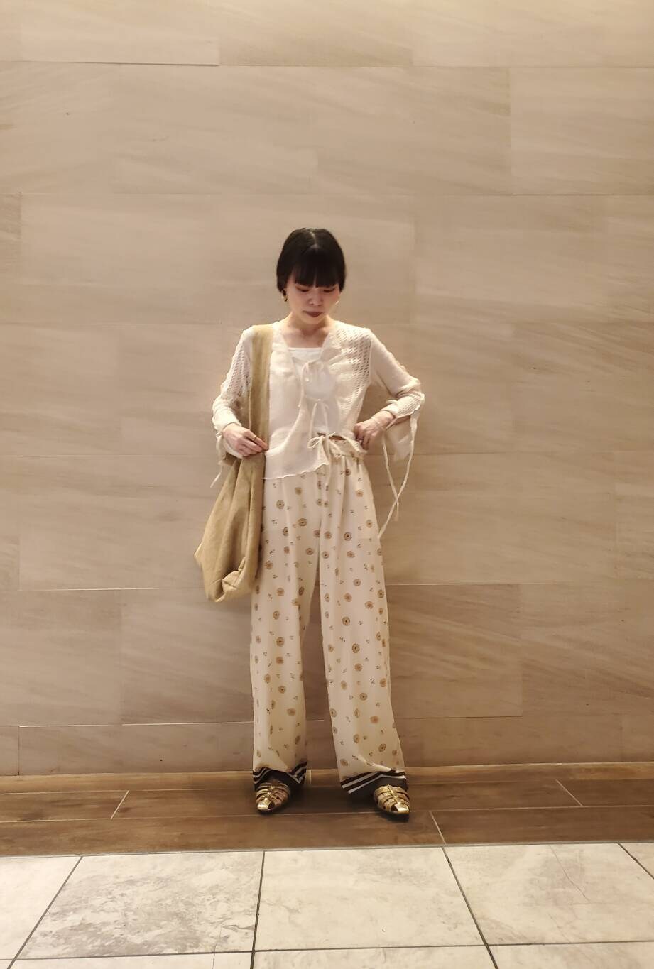 ゴールド系のサンダル、ホワイト系のTシャツ/カットソー、ベージュ系のその他パンツを着用したレディースの春コーディネートの2枚目の写真