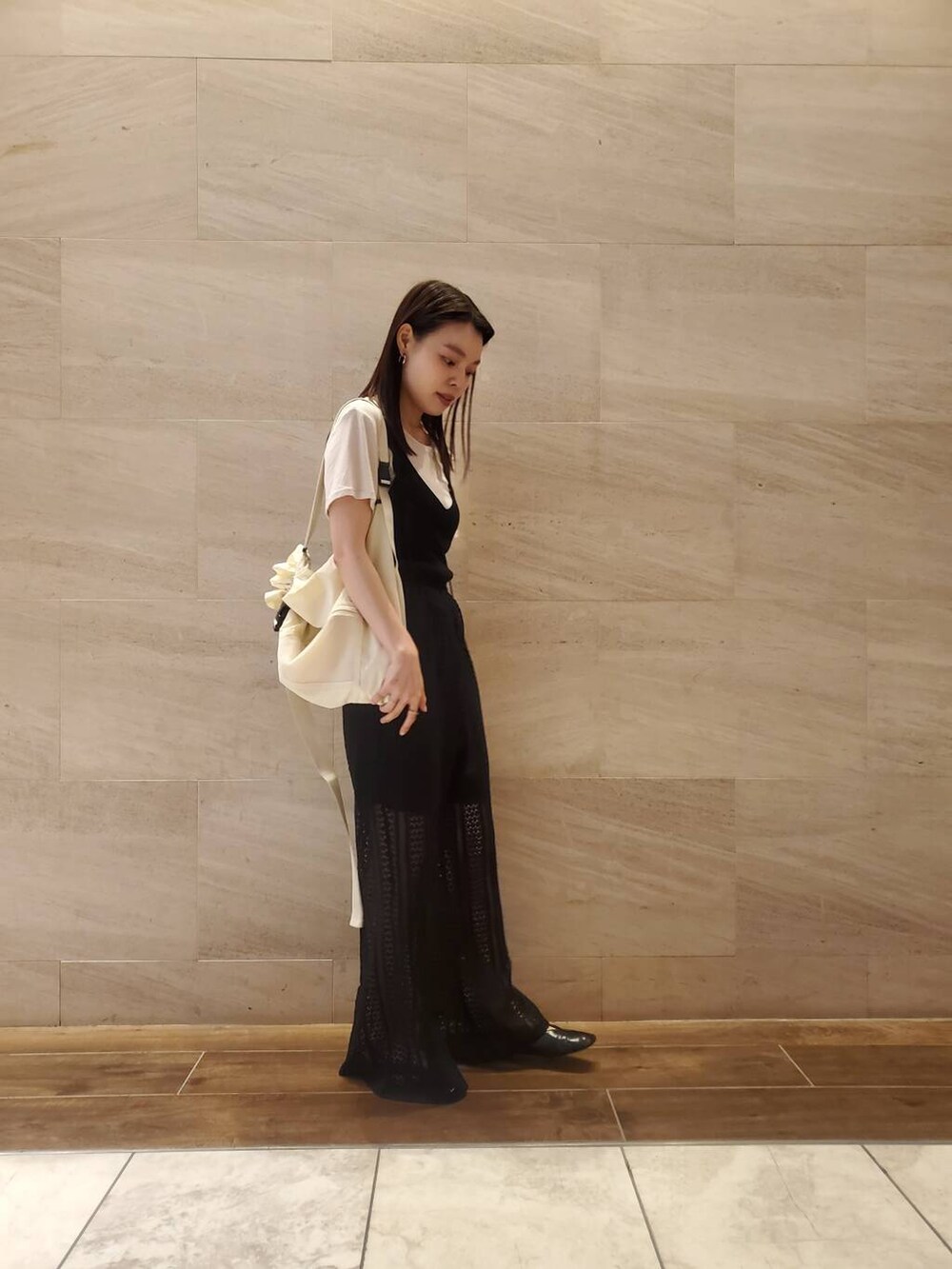 ブラック系のニット/セーター、ブラック系のその他パンツを着用したレディースの夏コーディネートの2枚目の写真