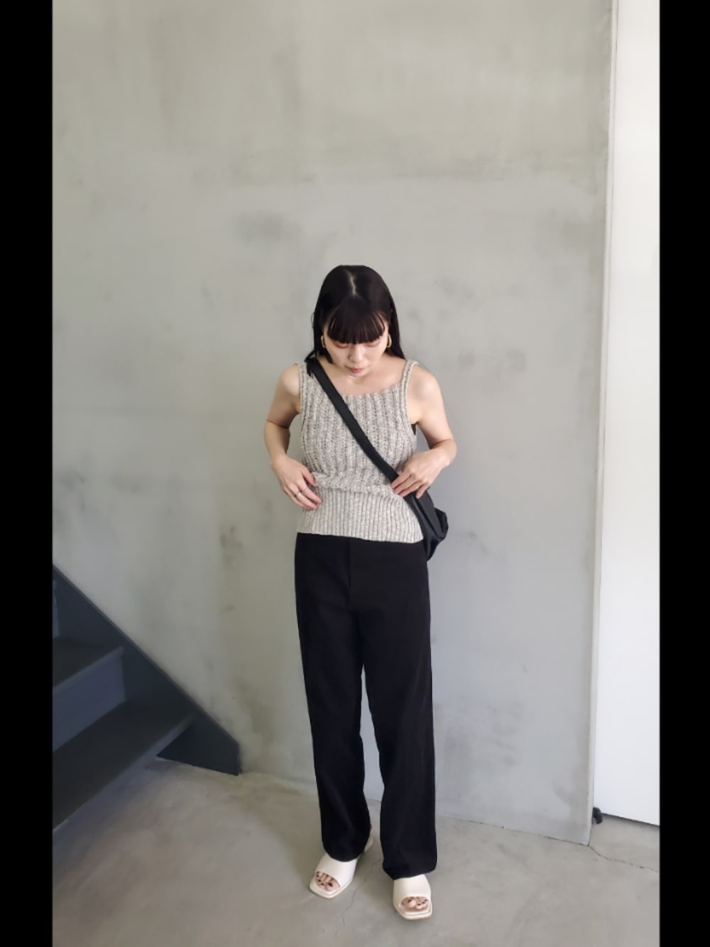 グレー系のベスト、ブラック系のその他パンツを着用したレディースの夏コーディネートの3枚目の写真