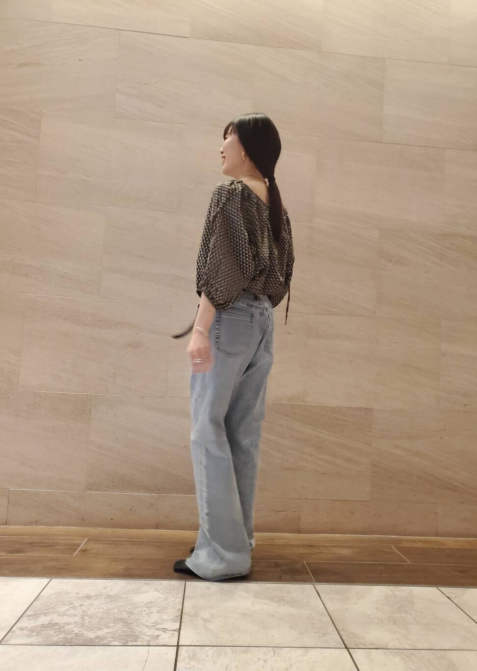 ブルー系のデニムパンツ、ブラック系のシャツ/ブラウスを着用したレディースの春コーディネートの3枚目の写真