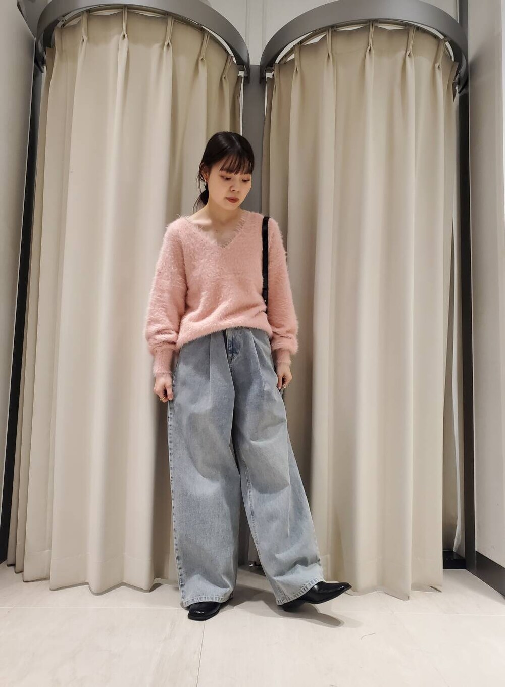 ブラック系のその他シューズ、ブルー系のデニムパンツを着用したレディースの冬コーディネートの2枚目の写真