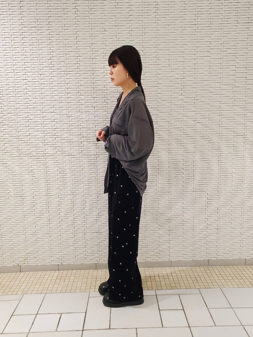 グレー系のシャツ/ブラウスを着用したレディースの夏コーディネートの4枚目の写真