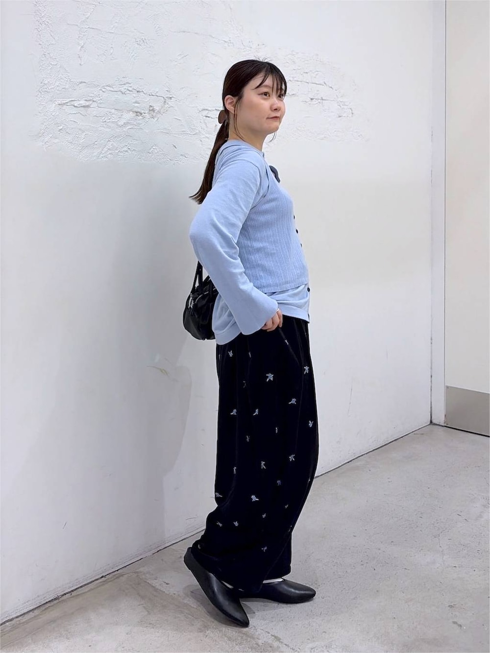 ブルー系のニット/セーター、ブラック系のその他パンツ、ブラック系のその他シューズを着用したレディースの秋コーディネートの2枚目の写真