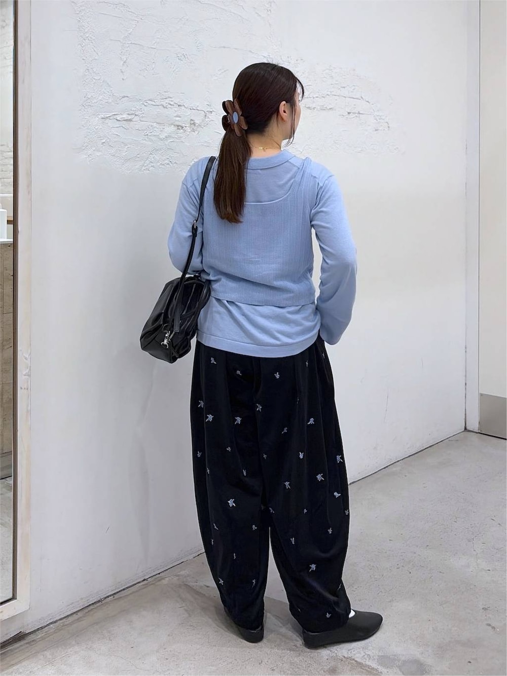 ブルー系のニット/セーター、ブラック系のその他パンツ、ブラック系のその他シューズを着用したレディースの秋コーディネートの3枚目の写真