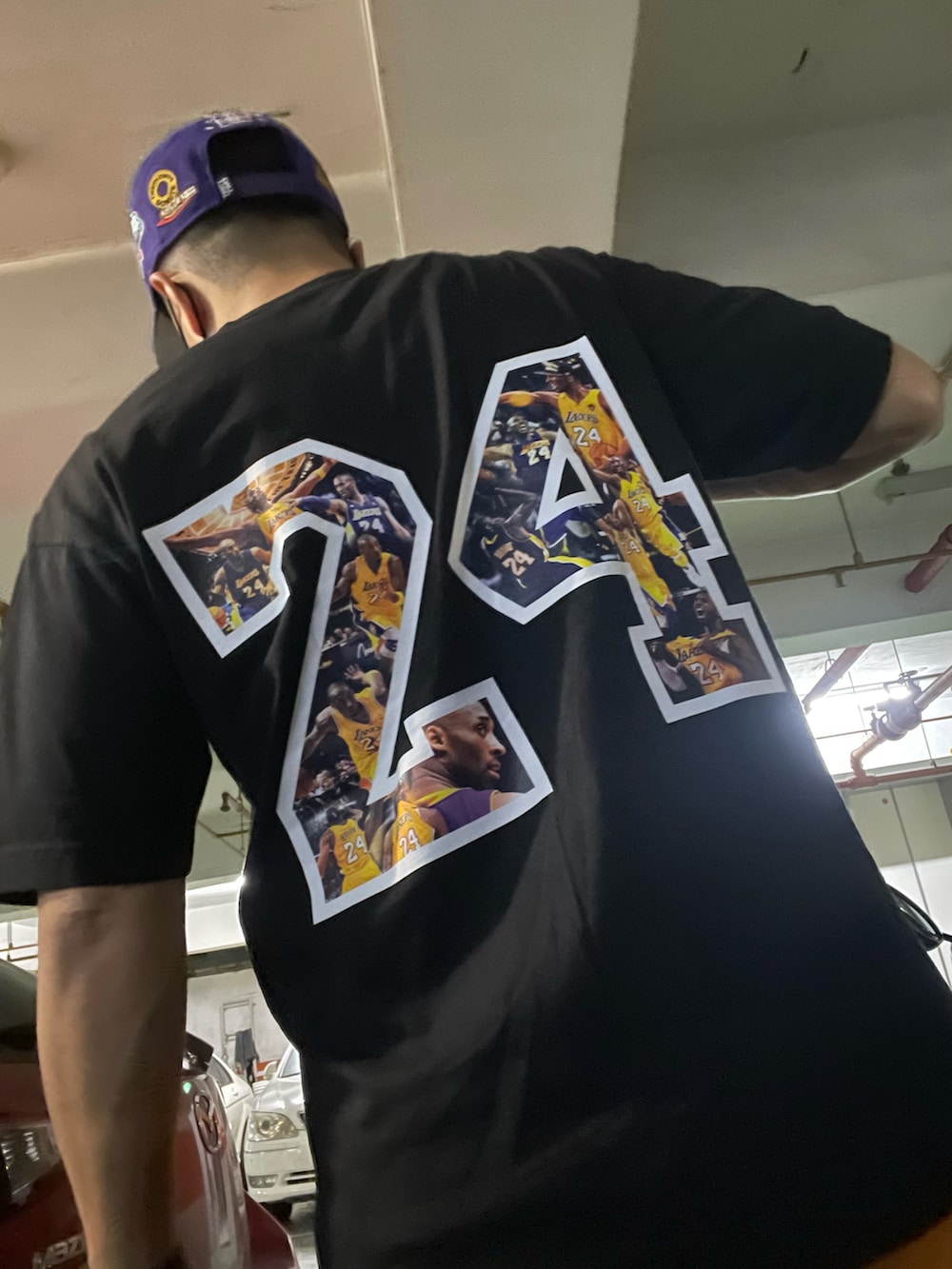 ブラック系のTシャツ/カットソー、グリーン系のカーゴパンツ、ホワイト系のスニーカーを着用したメンズの冬コーディネートの4枚目の写真