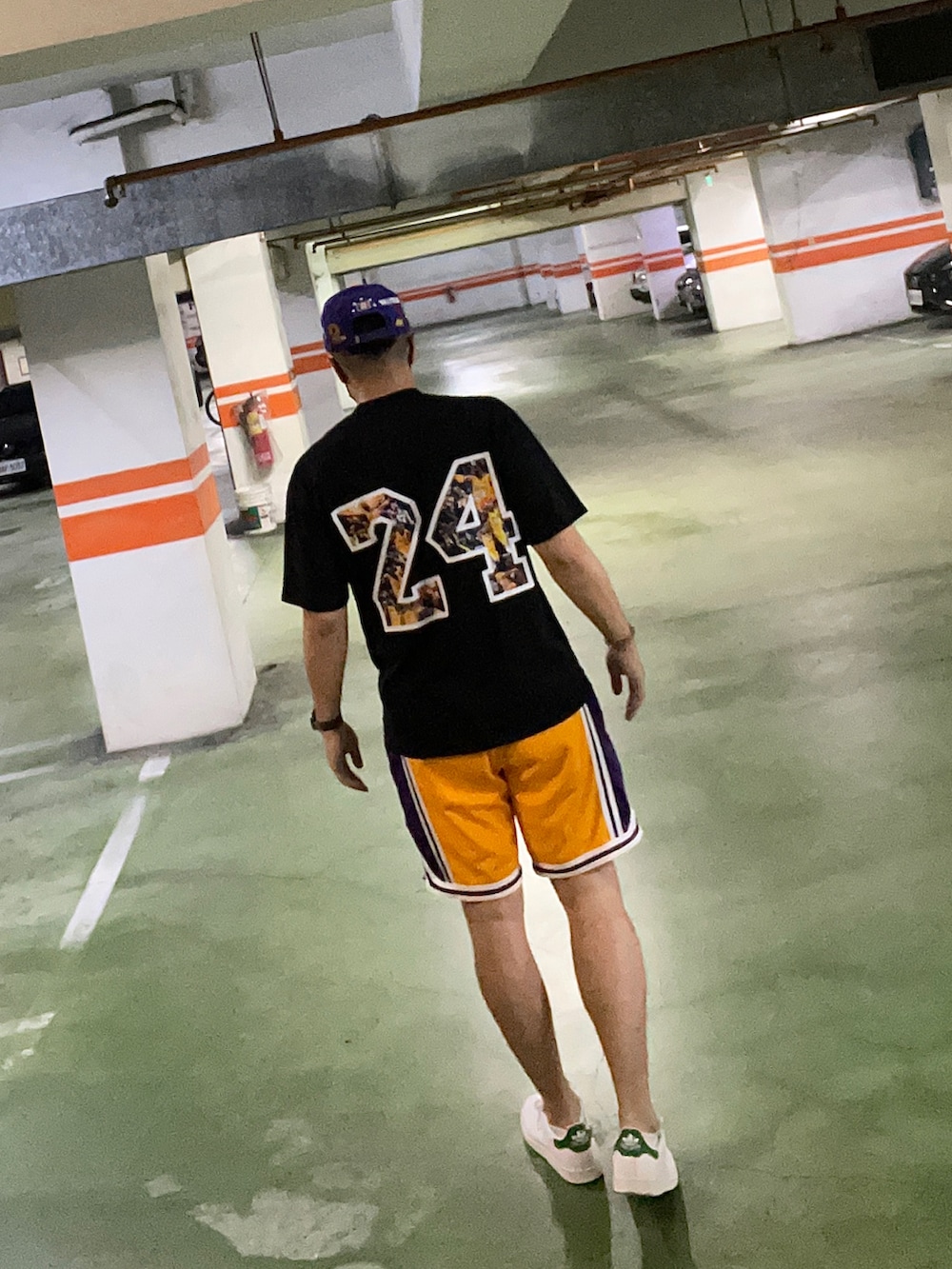 ブラック系のTシャツ/カットソー、グリーン系のカーゴパンツ、ホワイト系のスニーカーを着用したメンズの冬コーディネートの2枚目の写真