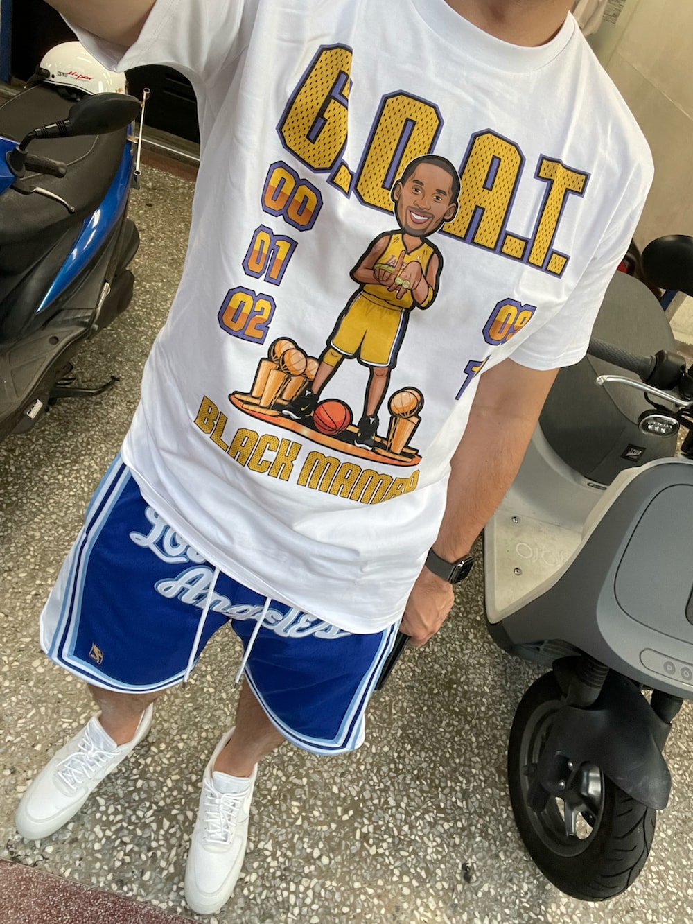 「mambaday、ootd、ootdtw、wiwt、JUST DON、MITCHELL&NESS、Lakers、Kobebryant、Goat」｜「Can’t Beat LAのアイテム（Tシャツ/カットソー、ホワイト系）」を使った、Ryan Linさん（メンズ・180cm）の冬コーディネートの2枚目の写真
