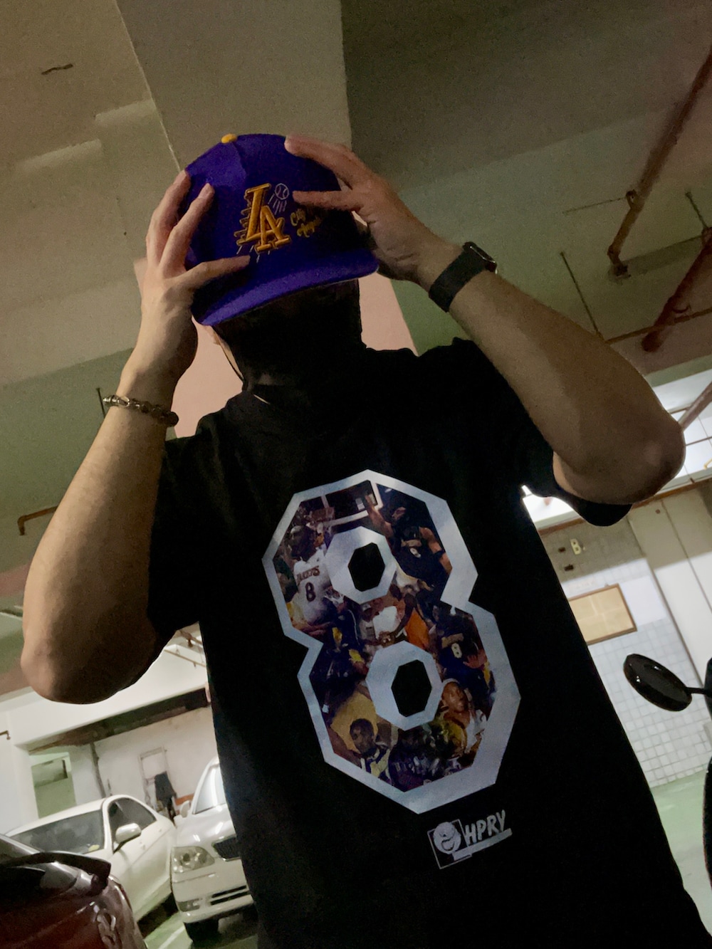 ブラック系のTシャツ/カットソー、グリーン系のカーゴパンツ、ホワイト系のスニーカーを着用したメンズの冬コーディネートの3枚目の写真
