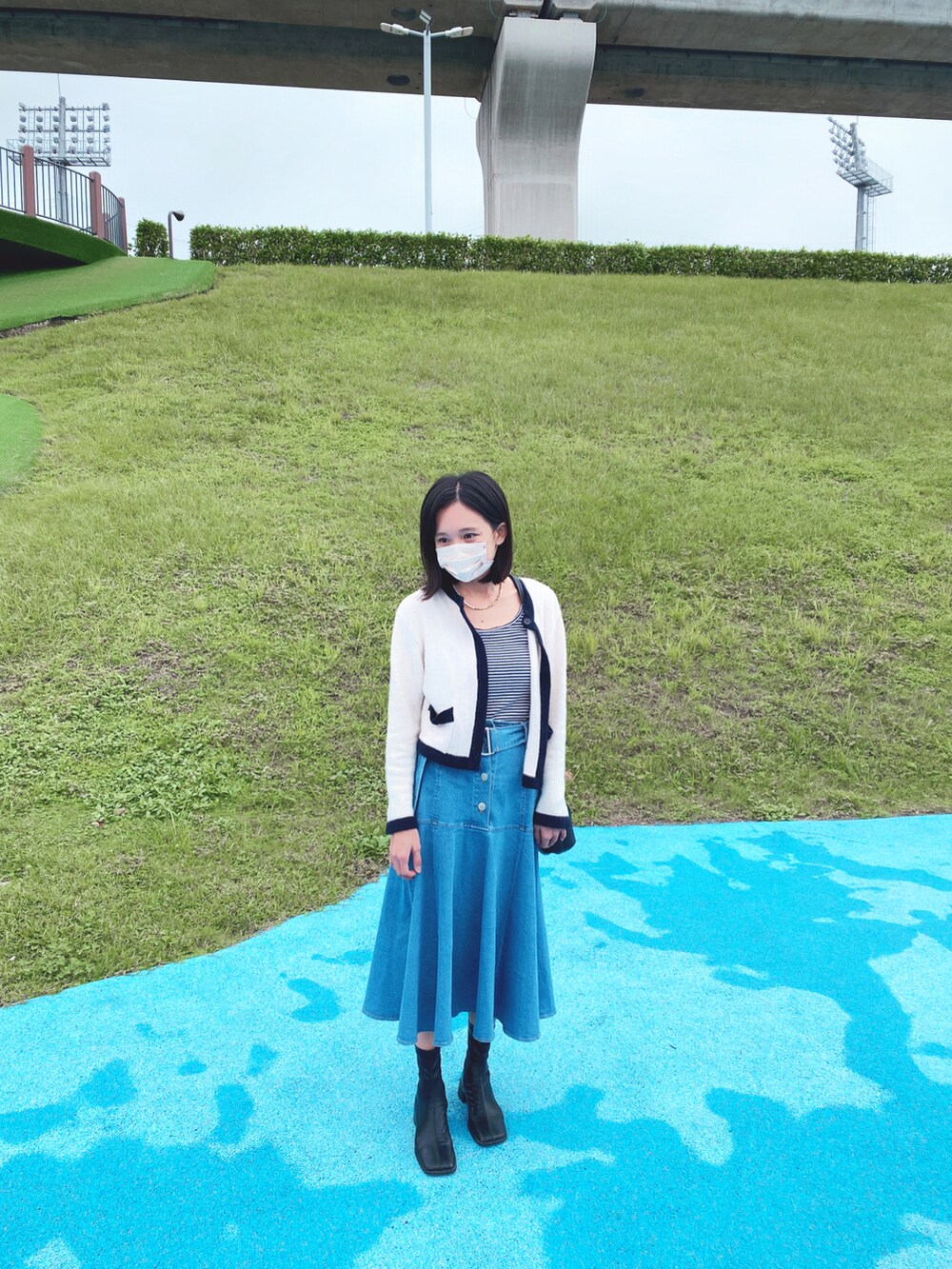 その他のタンクトップ、ブルー系のデニムスカートを着用したレディースの秋コーディネートの3枚目の写真