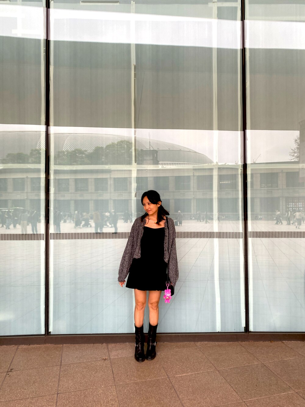 グレー系のその他アウター、ブラック系のブーツを着用したレディースの冬コーディネートの2枚目の写真