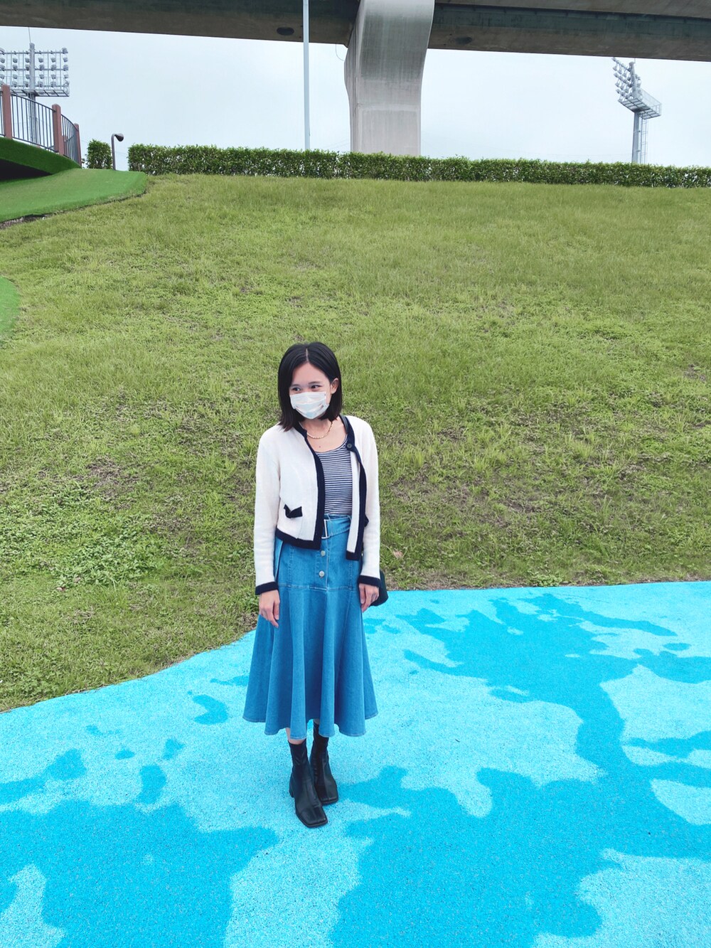 その他のタンクトップ、ブルー系のデニムスカートを着用したレディースの秋コーディネートの2枚目の写真