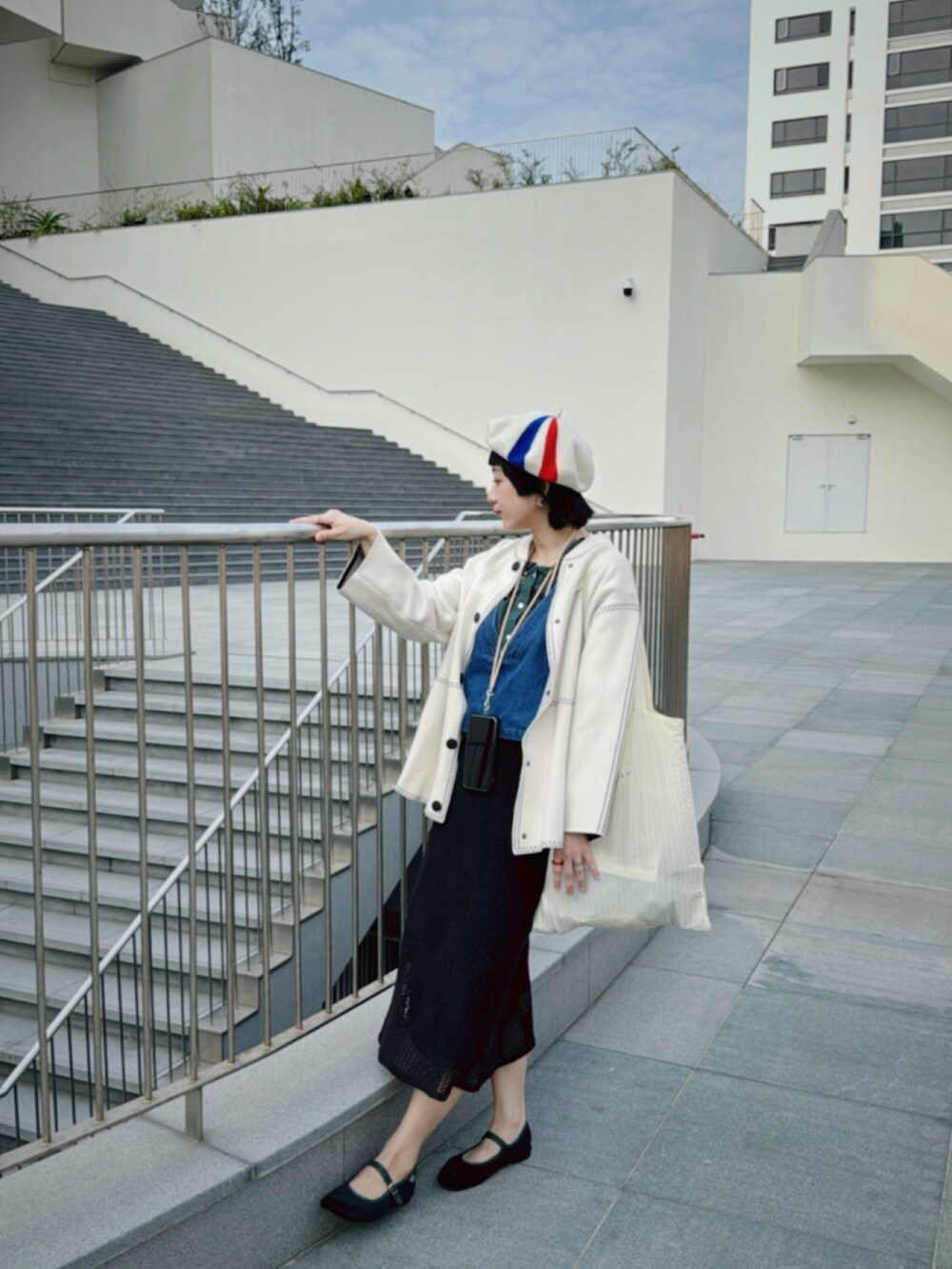 ブラック系のその他シューズ、ホワイト系のハンチング/ベレー帽を着用したレディースの冬コーディネートの2枚目の写真