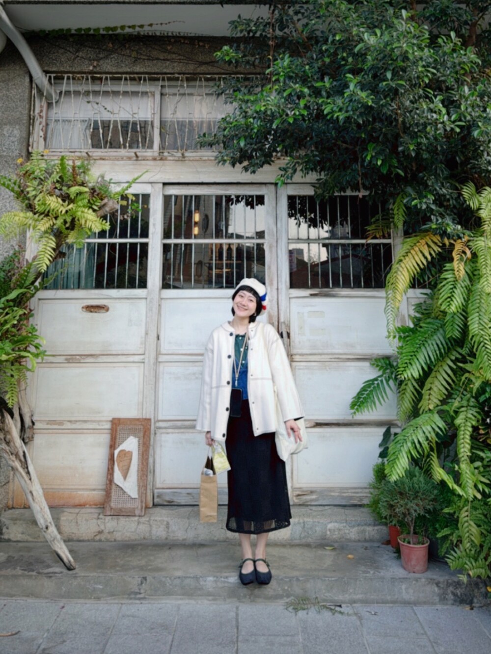 ブラック系のその他シューズ、ホワイト系のハンチング/ベレー帽を着用したレディースの冬コーディネートの3枚目の写真