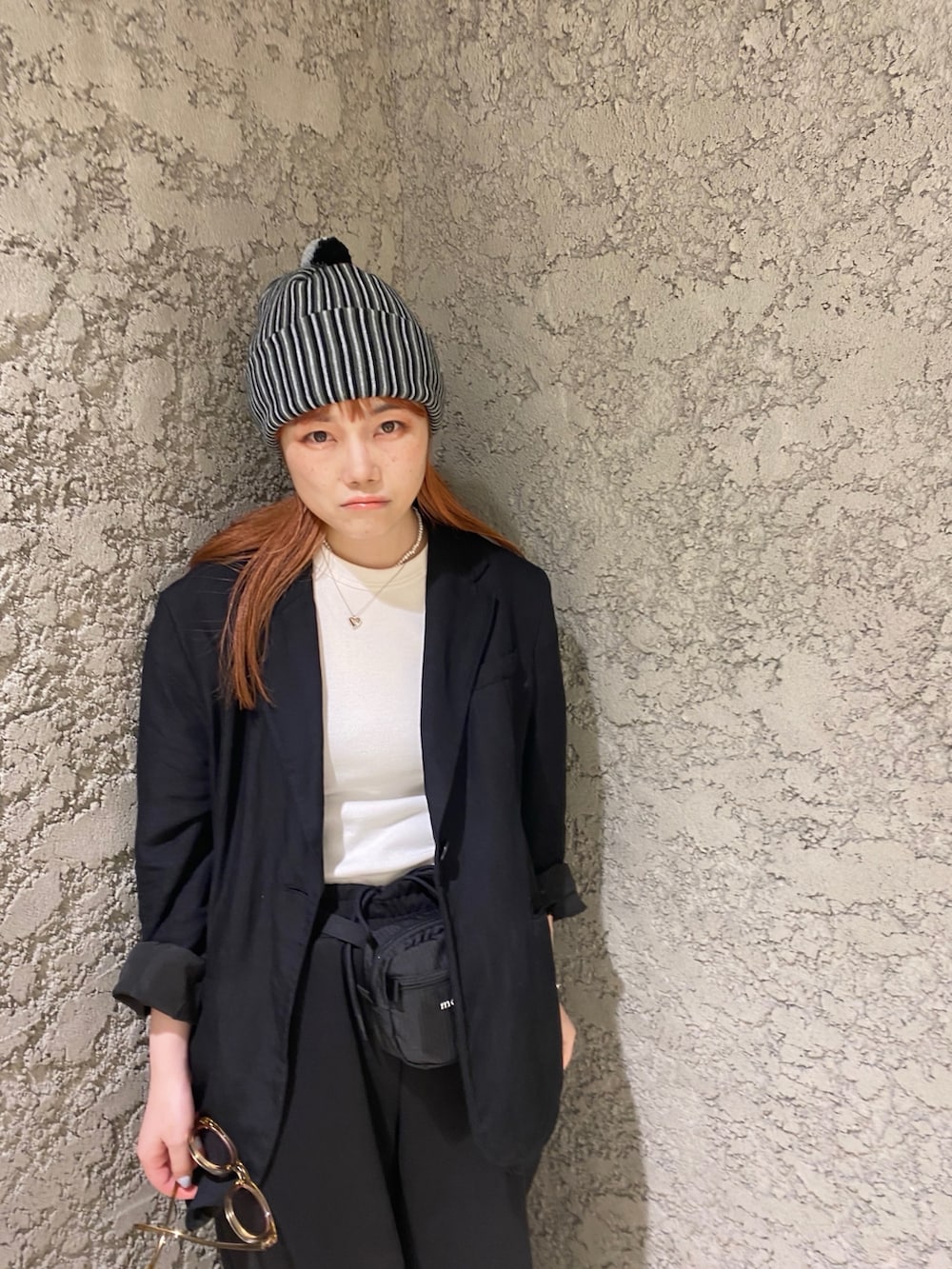 「おしゃ見えテクニック、スポーツミックス、秋コーデ、ハロウィン、レイヤードスタイル、スニーカー、お出かけコーデ、モノトーン、UNIQLOC、スエットパンツ、UNIQLOスエット」｜「OVERRIDEのOVERRIDE  STRIPE POMPOM WATCH / オーバーライド（ニットキャップ/ビーニー、ブラック系）」を使った、ジーさんさん（レディース・161cm）の秋コーディネートの2枚目の写真