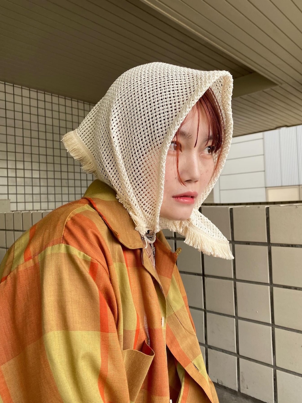 「韓国ファッション、おしゃ見えテクニック、スニーカー、フェススタイル、古着MIX、サングラス、デニム、シンプル、白Tシャツ、スカーフ、バブーシュカ、休日スタイル」｜「arthのarth Mesh Fringe Scarf / アース（ニットキャップ/ビーニー、ホワイト系）」を使った、ジーさんさん（レディース・161cm）の夏コーディネートの3枚目の写真