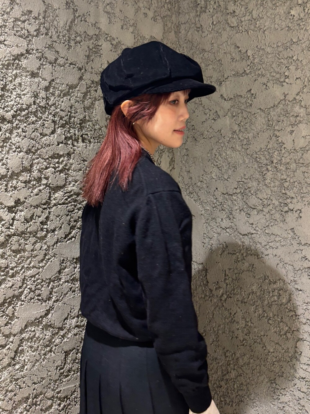 ブラック系のキャスケットを着用したレディースの秋コーディネートの5枚目の写真