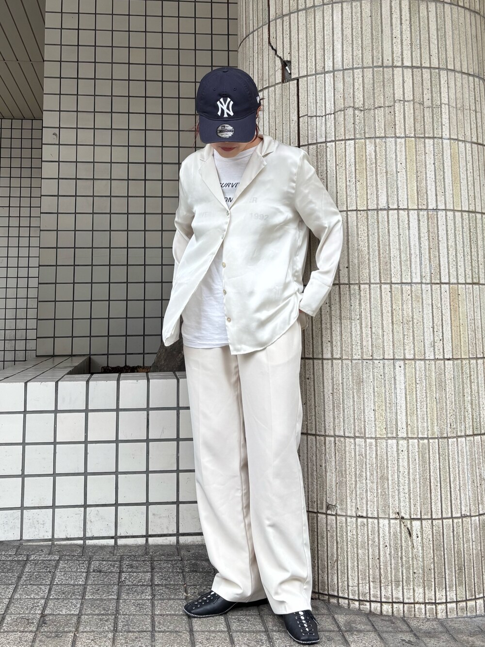 「セットアップ、レイヤードスタイル、ワイドパンツ、韓国ファッション、最近のいい感じコーデ、春夏コーデ、キャップ、休日スタイル、お出かけコーデ、シャツスタイル、プチプラ、古着MIX、モノトーン、大人可愛い、夏コーデ」｜「NEW ERAの【NEW ERA】9TWENTY MLB BASEBALL CAP /【ニューエラ】920 ナイントゥエンティ メジャーリーグ ベースボール キャップ（キャップ、ブルー系）」を使った、ジーさんさん（レディース・161cm）の春コーディネートの2枚目の写真