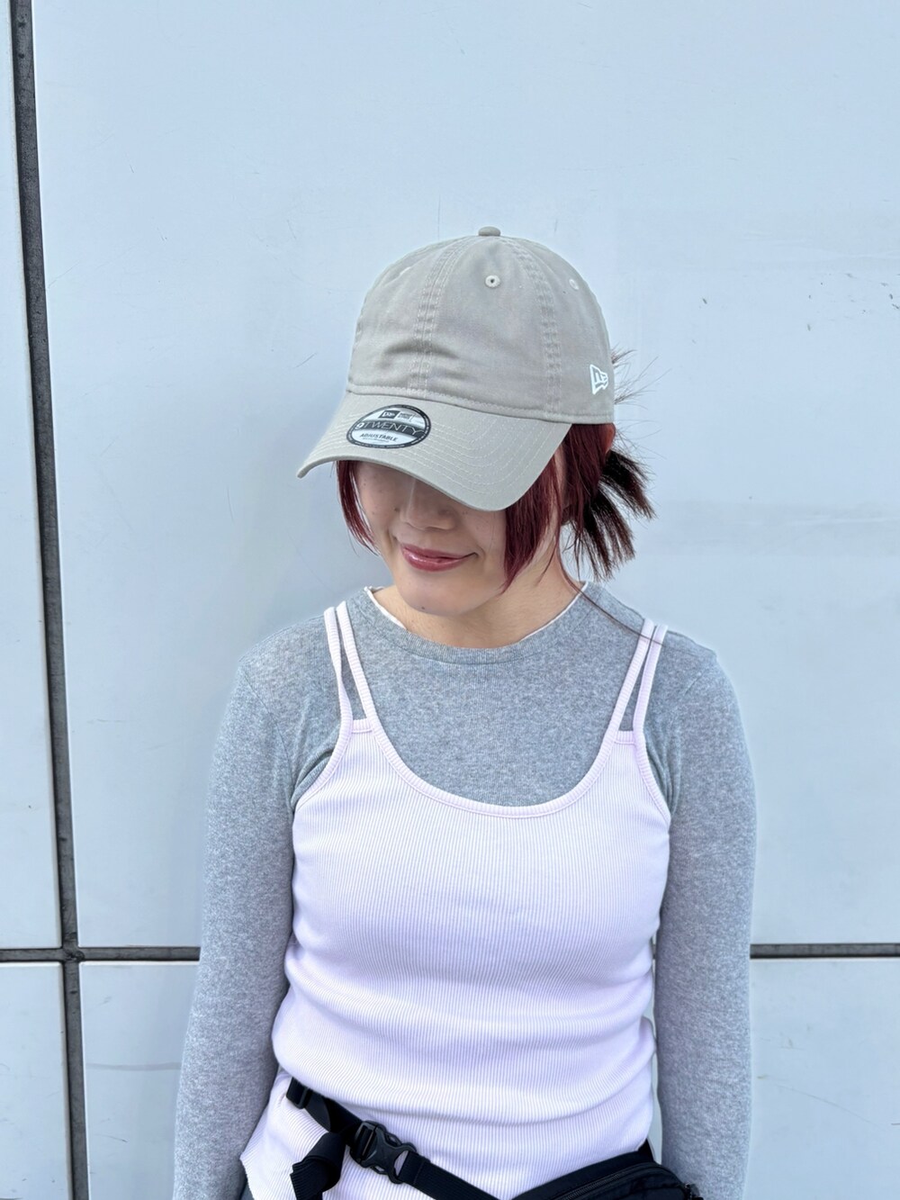「古着MIX、春コーデ、シアートップス、春服、お出かけコーデ、きれいめコーデ、リラックススタイル、ママファッション、大人コーデ、キレイめ、ベージュ、グレー、30代コーデ、ベーシック、レイヤード」｜「NEW ERAの【NEW ERA】9TWENTY MLB BASEBALL CAP /【ニューエラ】920 ナイントゥエンティ メジャーリーグ ベースボール キャップ（キャップ、グレー系）」を使った、ジーさんさん（レディース・161cm）の春コーディネートの2枚目の写真