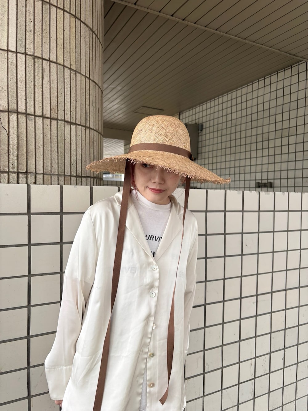 「ワイドパンツ、サンダル、シャツスタイル、白Tシャツ、シンプルコーデ、韓国ファッション、きれいめカジュアル、休日スタイル、古着MIX、モノトーン、バレエシューズ、夏コーデ、大人かわいい、パンツスタイル、麦わら帽子」｜「Chapeau d' OのChapeau d' O  Fringe Paper Caperine / シャポードオー（ハット、ベージュ系）」を使った、ジーさんさん（レディース・161cm）の春コーディネートの2枚目の写真