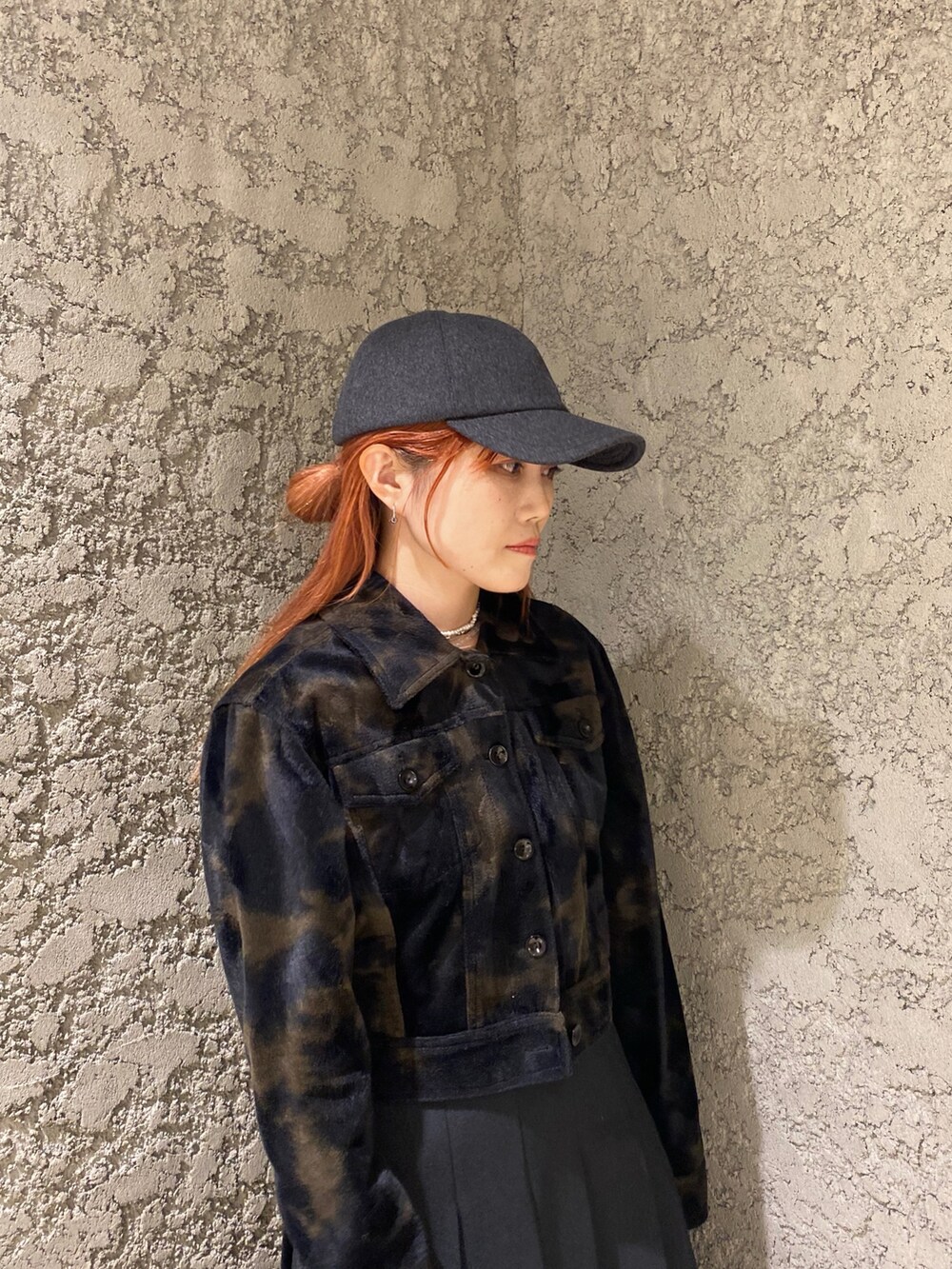 「おしゃ見えテクニック、古着MIX、日常に魔法を、モノトーン、レイヤードスタイル、ブーツ、休日スタイル、おしゃれさんと繋がりたい」｜「arthのarth  Cashmere Cap / アース（キャップ、グレー系）」を使った、ジーさんさん（レディース・161cm）の秋コーディネートの3枚目の写真