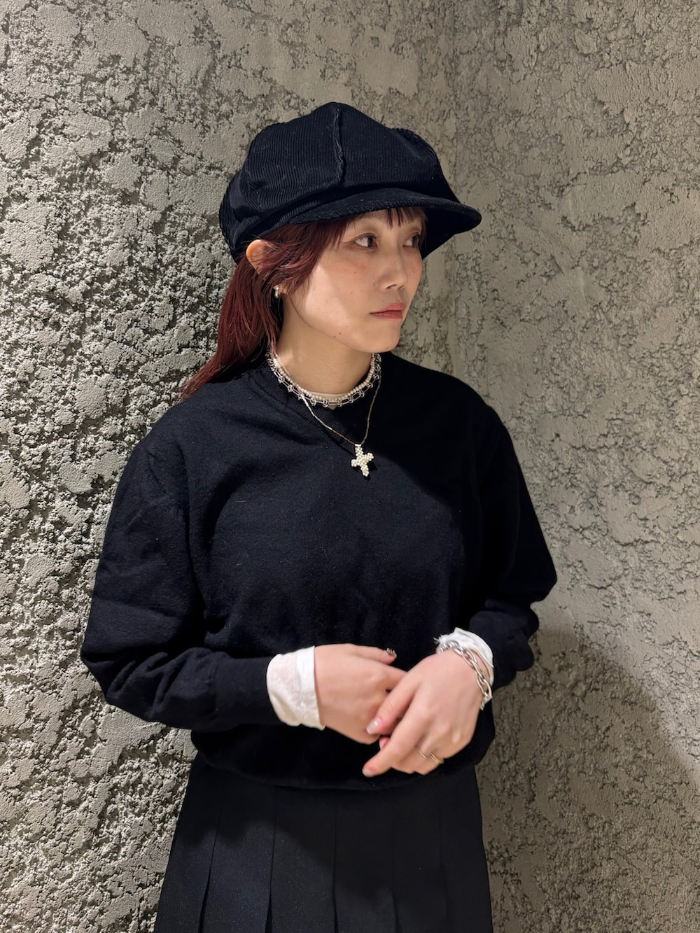 ブラック系のキャスケットを着用したレディースの秋コーディネートの4枚目の写真