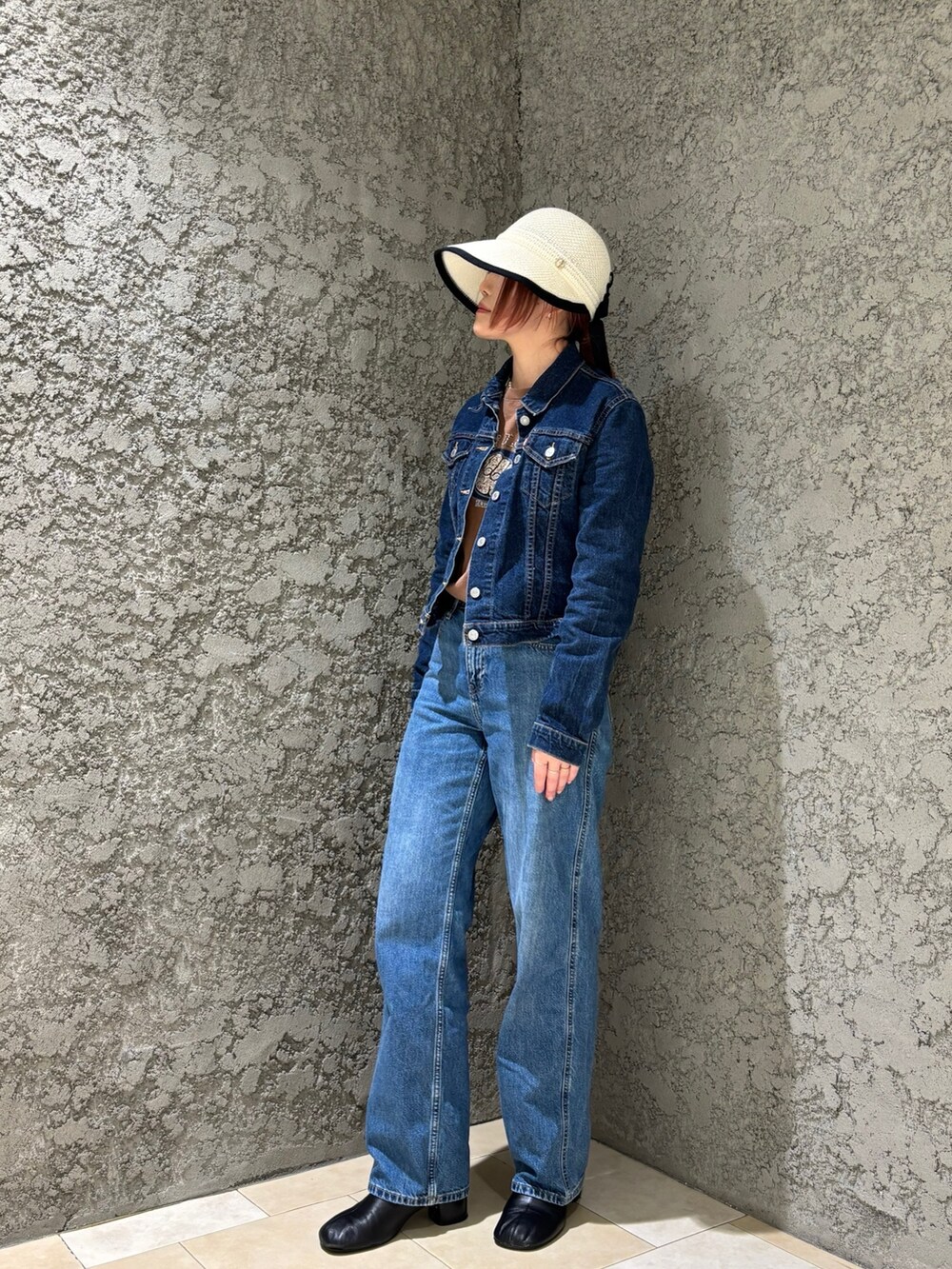 「春色、今日のコーデ、おでかけコーデ、春服コーデ、ジャケット/アウター、ブルーコーデ、ootd、UNIQLO、日除け、サンバイザー、デニムオンデニム、プチプラ、レイヤードコーデ、ブルー、ブルべ冬」｜「Chapeau d' OのChapeau d' O  TM Wide Visor Cap / シャポードオー（キャップ、ホワイト系）」を使った、ジーさんさん（レディース・161cm）の春コーディネートの2枚目の写真